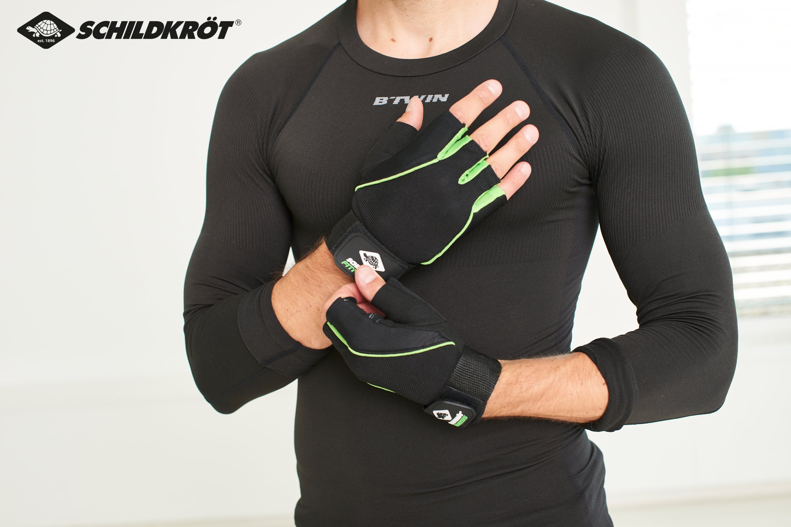 960154_FitnessHandschuhe_Pro_Image_6_Male_mit_Logo